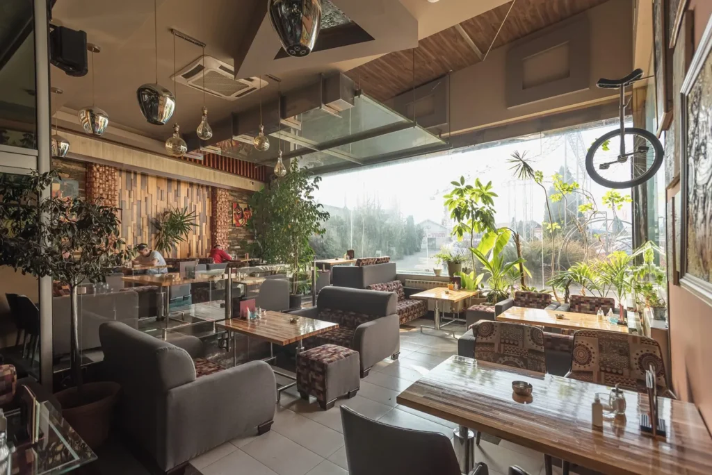 Cafe Bar i restoran Havana u Loznici – svetao enterijer sa udobnim separeima